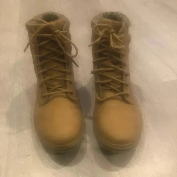 Cliffs by white mountain - Picture 1 of 6